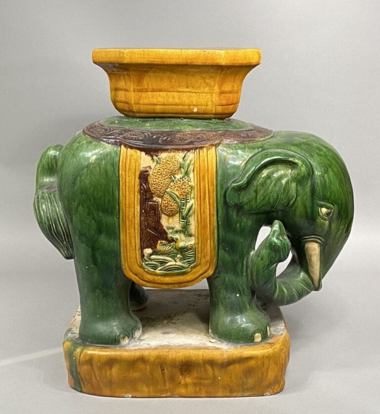 Chine du Sud ou Vietnam - Paire de sellettes en céramique émaillée polychrome e…
