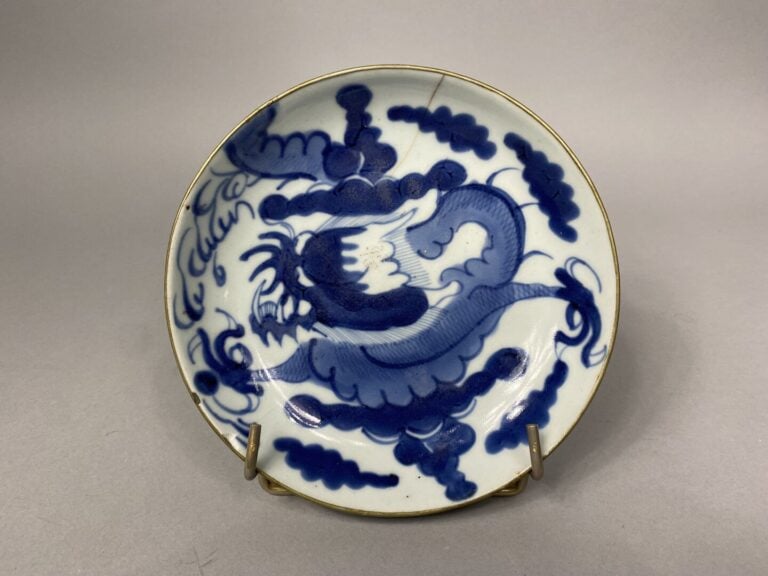 Chine du Sud / Vietnam - Assiette en porcelaine bleu blanc à décor de dragon da…