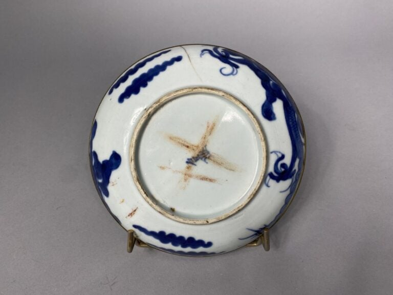 Chine du Sud / Vietnam - Assiette en porcelaine bleu blanc à décor de dragon da…
