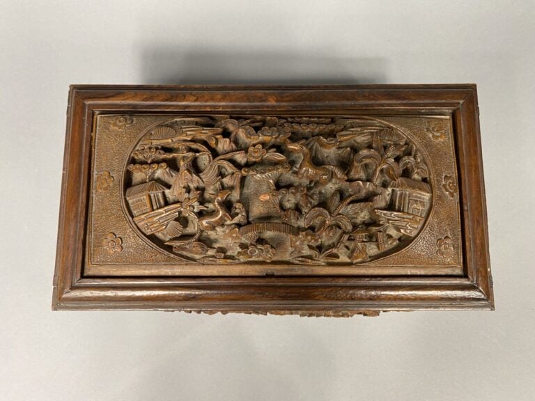 Chine du sud / Vietnam - Boite en bois sculpté de forme rectangulaire à décor d…