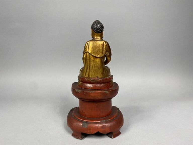 Chine du Sud / Vietnam - Bouddha en bois sculpté laqué rouge et doré représenté…