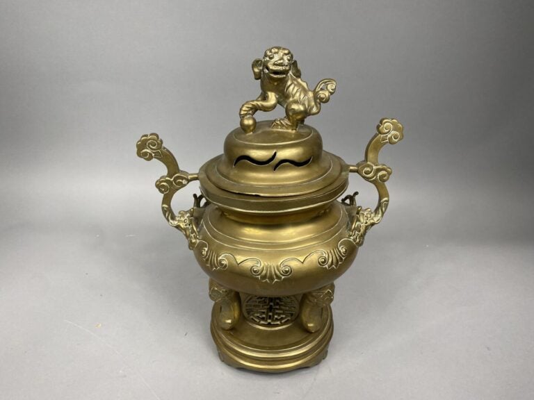 Chine du sud / Vietnam - Brûle-parfum tripode en bronze doré à décor de frises…