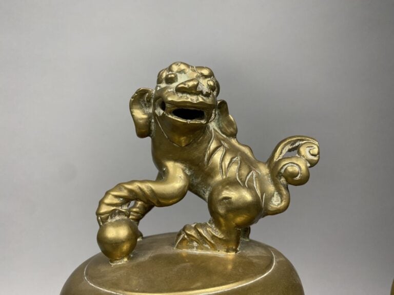 Chine du sud / Vietnam - Brûle-parfum tripode en bronze doré à décor de frises…