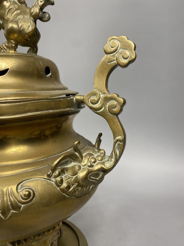 Chine du sud / Vietnam - Brûle-parfum tripode en bronze doré à décor de frises…