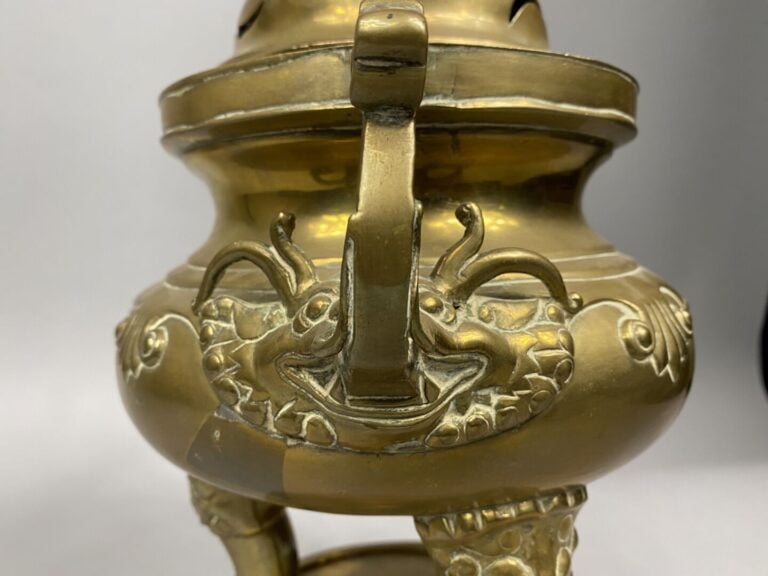 Chine du sud / Vietnam - Brûle-parfum tripode en bronze doré à décor de frises…