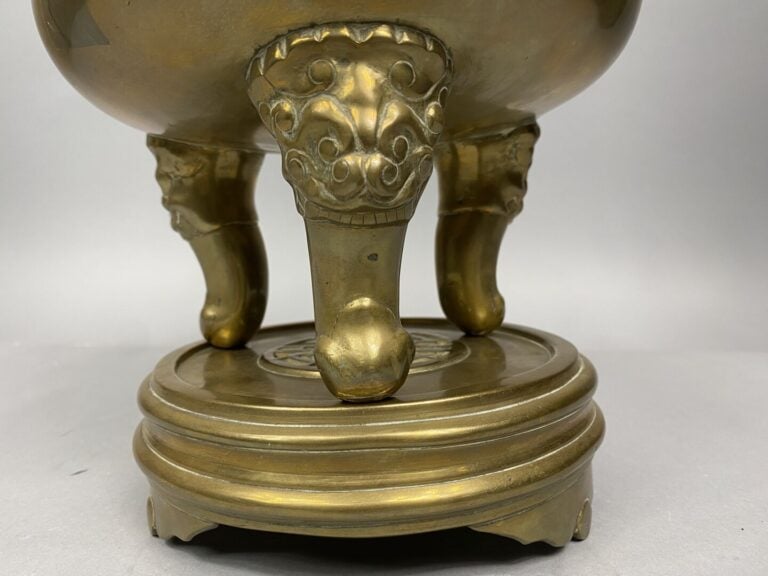 Chine du sud / Vietnam - Brûle-parfum tripode en bronze doré à décor de frises…