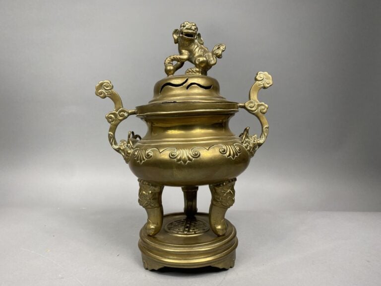 Chine du sud / Vietnam - Brûle-parfum tripode en bronze doré à décor de frises…
