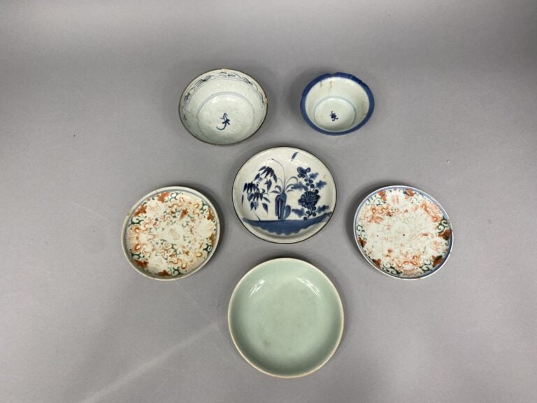 Chine du Sud / Vietnam - Ensemble de 5 coupelles en porcelaine et de deux bols…