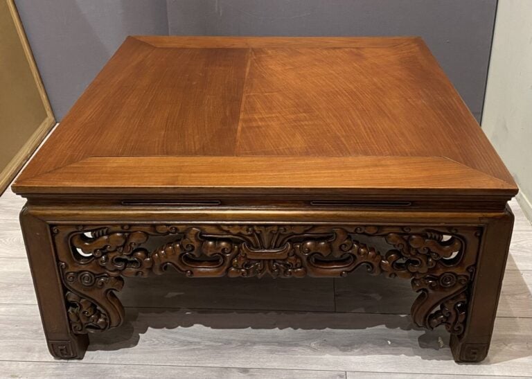 Chine du Sud / Vietnam - Importante table basse de forme carrée en bois sculpté…