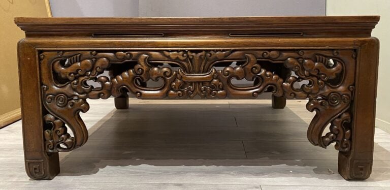 Chine du Sud / Vietnam - Importante table basse de forme carrée en bois sculpté…