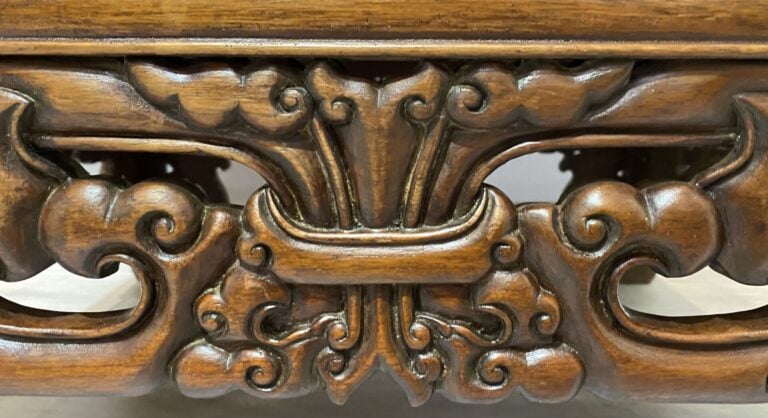 Chine du Sud / Vietnam - Importante table basse de forme carrée en bois sculpté…