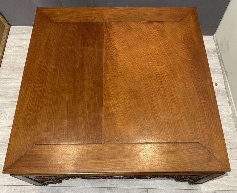 Chine du Sud / Vietnam - Importante table basse de forme carrée en bois sculpté…