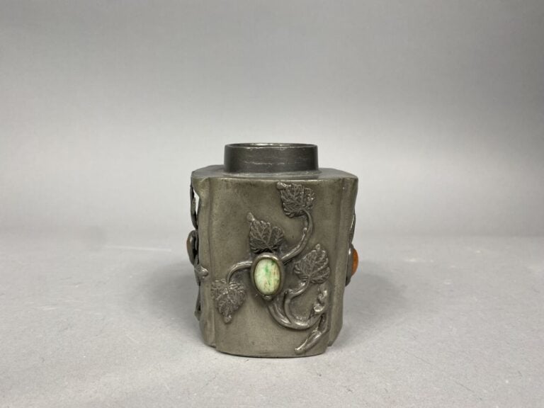 Chine du Sud, Vietnam - Petit pot en étain à décor de feuillages en léger relie…
