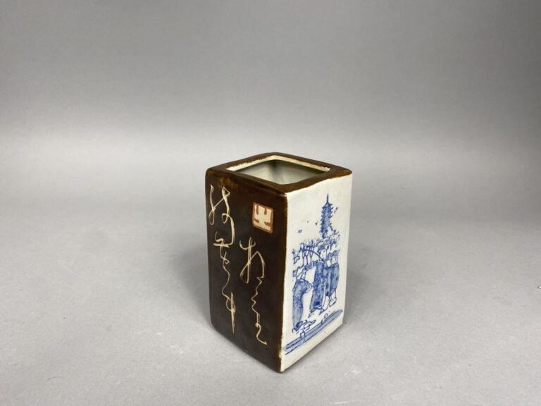 Chine du Sud / Vietnam - Pot à pinceau de forme carrée en porcelaine émaillée e…