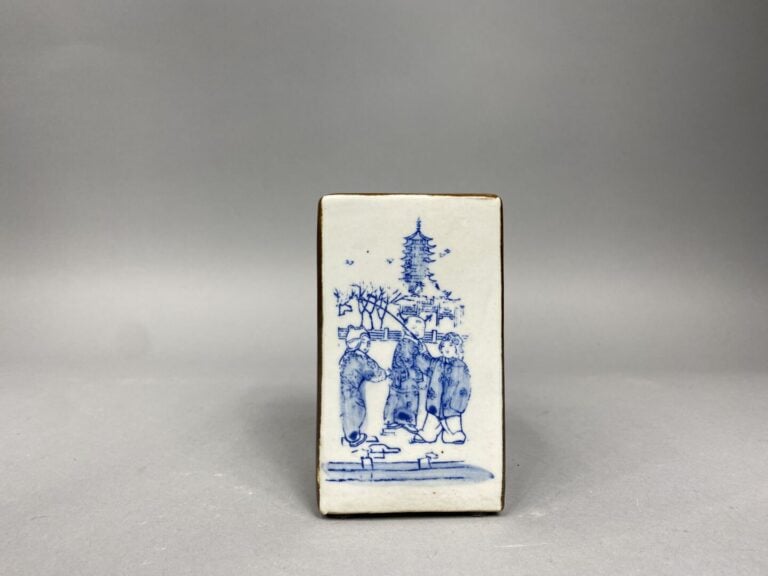 Chine du Sud / Vietnam - Pot à pinceau de forme carrée en porcelaine émaillée e…