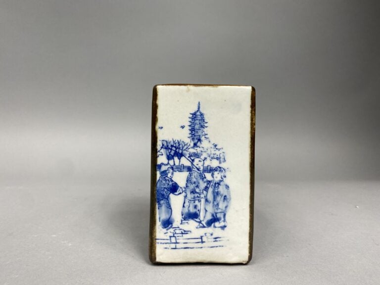 Chine du Sud / Vietnam - Pot à pinceau de forme carrée en porcelaine émaillée e…