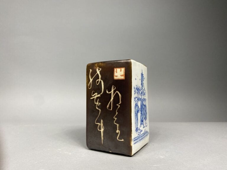 Chine du Sud / Vietnam - Pot à pinceau de forme carrée en porcelaine émaillée e…