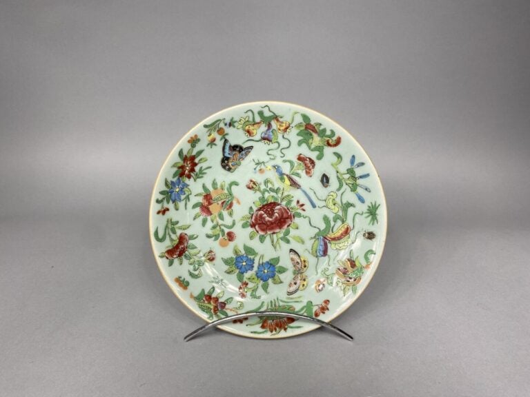 Chine - Ensemble de deux assiettes en porcelaine bleu blanc à décor, pour l'une…