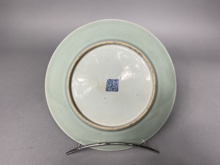 Chine - Ensemble de deux assiettes en porcelaine bleu blanc à décor, pour l'une…