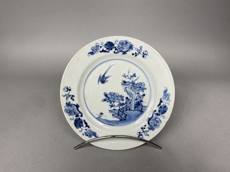 Chine - Ensemble de deux assiettes en porcelaine bleu blanc à décor, pour l'une…
