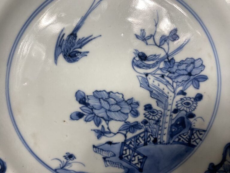 Chine - Ensemble de deux assiettes en porcelaine bleu blanc à décor, pour l'une…
