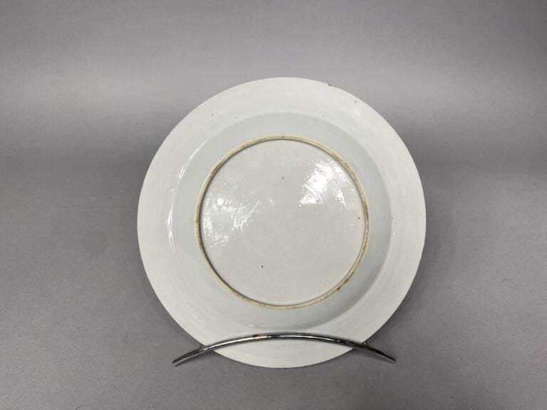 Chine - Ensemble de deux assiettes en porcelaine bleu blanc à décor, pour l'une…