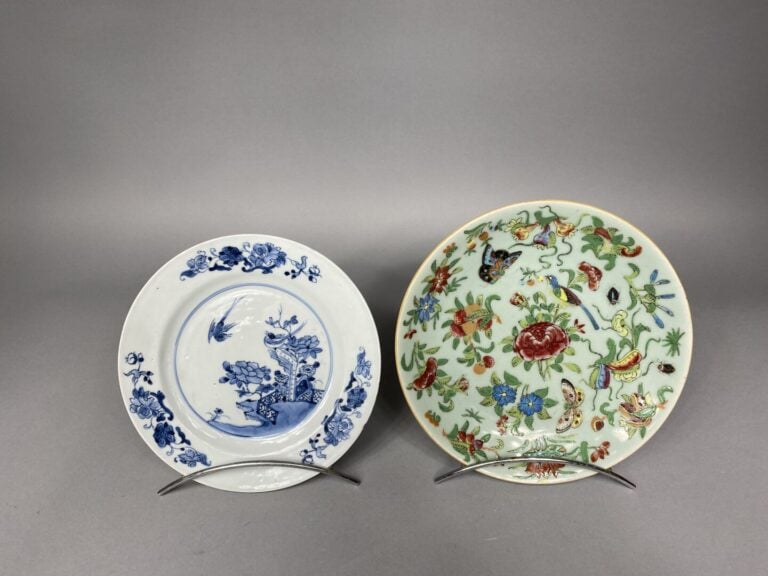 Chine - Ensemble de deux assiettes en porcelaine bleu blanc à décor, pour l'une…