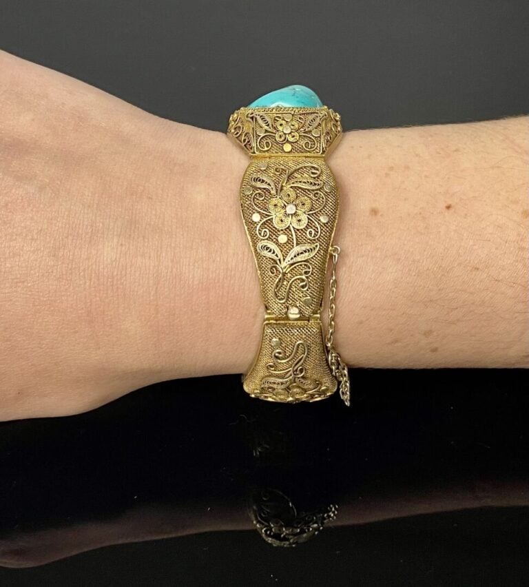Chine - Ensemble de deux bracelets en argent doré (800) à décor filigrané de br…
