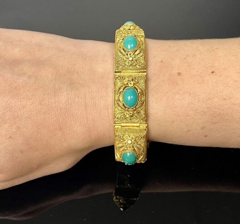 Chine - Ensemble de deux bracelets en argent doré (800) à décor filigrané de br…