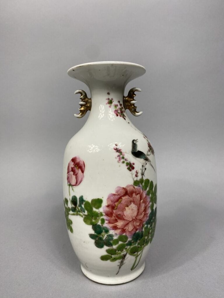 Chine - Ensemble de deux objets en céramique comprenant un vase balustre dont l…