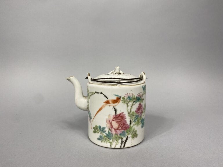 Chine - Ensemble de deux objets en céramique comprenant un vase balustre dont l…
