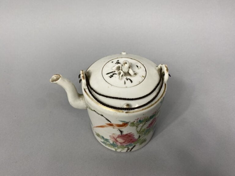 Chine - Ensemble de deux objets en céramique comprenant un vase balustre dont l…