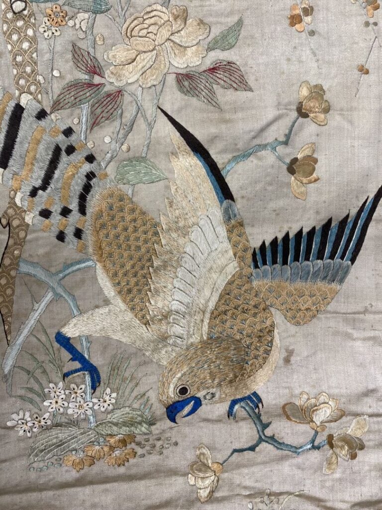 Chine - Ensemble de deux tissus brodés à riche décor pour l'un de canards, crab…