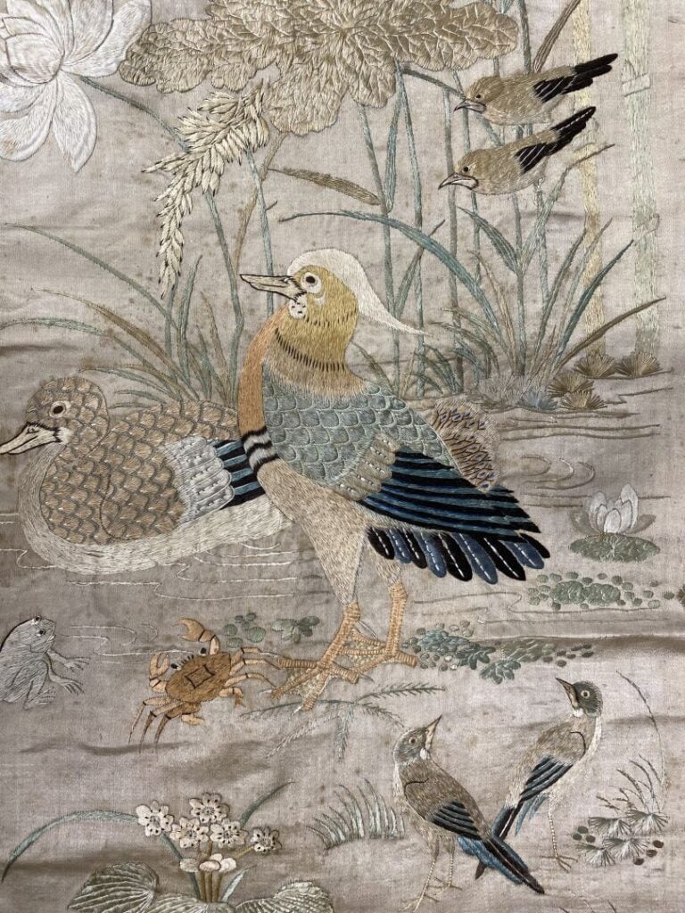 Chine - Ensemble de deux tissus brodés à riche décor pour l'un de canards, crab…