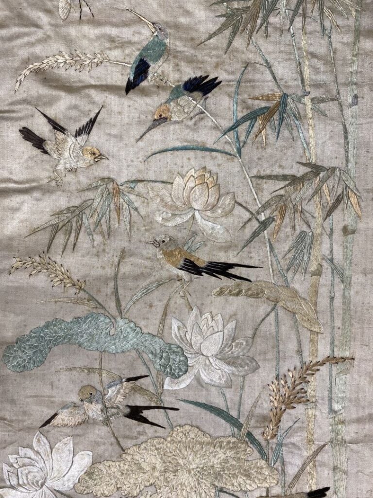Chine - Ensemble de deux tissus brodés à riche décor pour l'un de canards, crab…