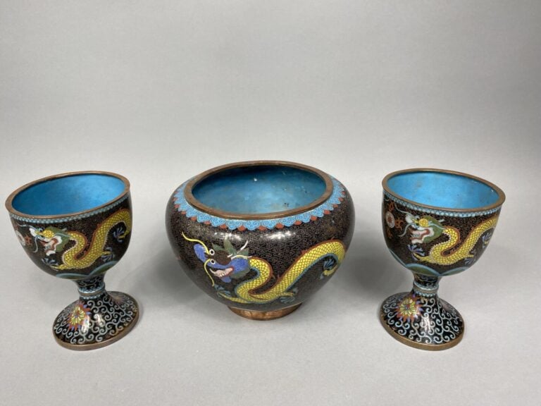 Chine - Ensemble de trois objets en émaux cloisonnés comprenant deux coupes sur…