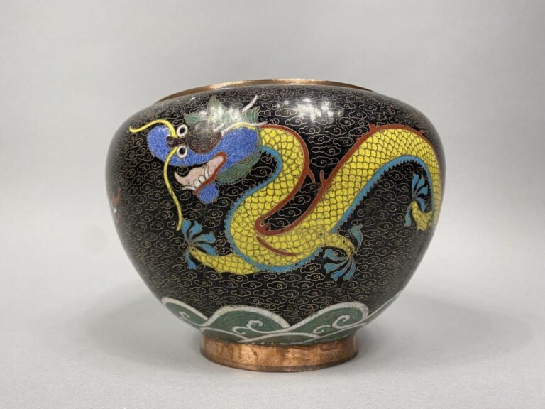 Chine - Ensemble de trois objets en émaux cloisonnés comprenant deux coupes sur…