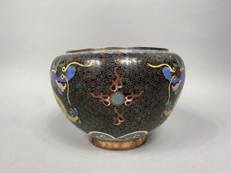 Chine - Ensemble de trois objets en émaux cloisonnés comprenant deux coupes sur…