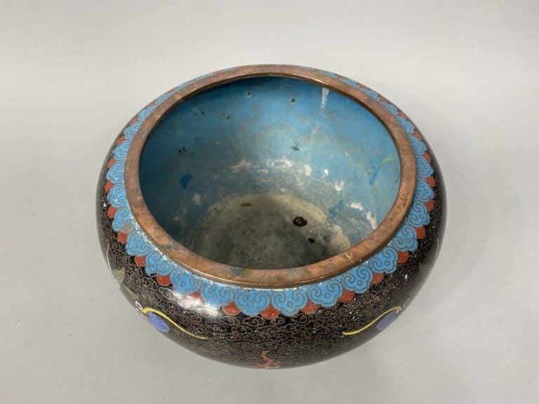Chine - Ensemble de trois objets en émaux cloisonnés comprenant deux coupes sur…