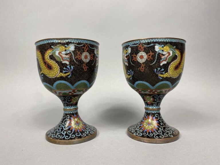 Chine - Ensemble de trois objets en émaux cloisonnés comprenant deux coupes sur…