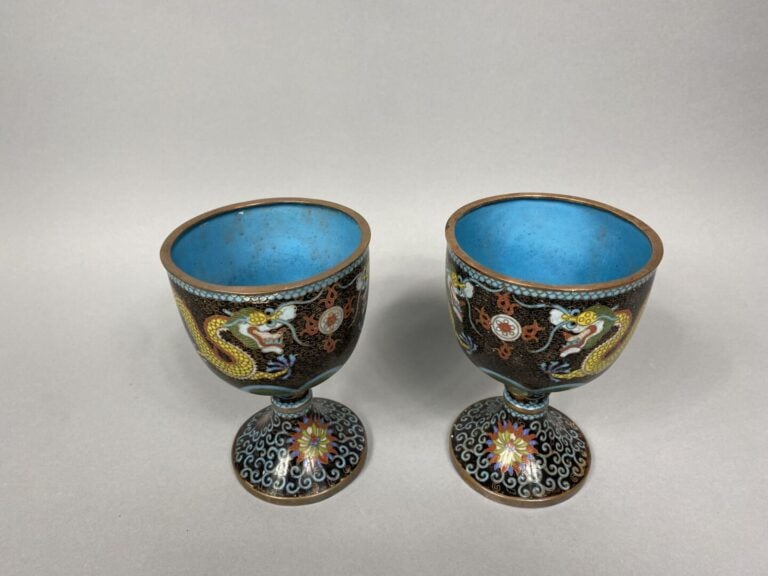Chine - Ensemble de trois objets en émaux cloisonnés comprenant deux coupes sur…