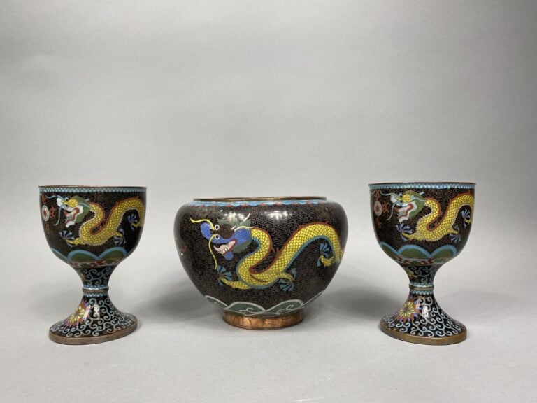 Chine - Ensemble de trois objets en émaux cloisonnés comprenant deux coupes sur…