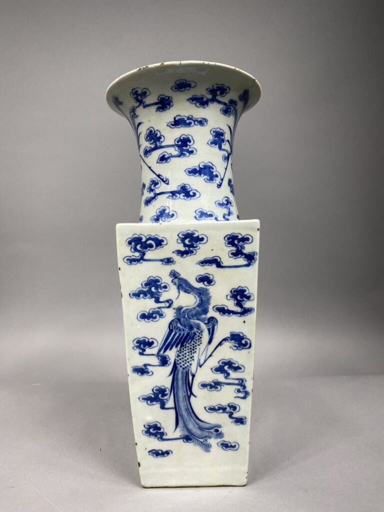 CHINE - Fin XIXe siècle - Vase quadrangulaire à haut col évasé en porcelaine à…
