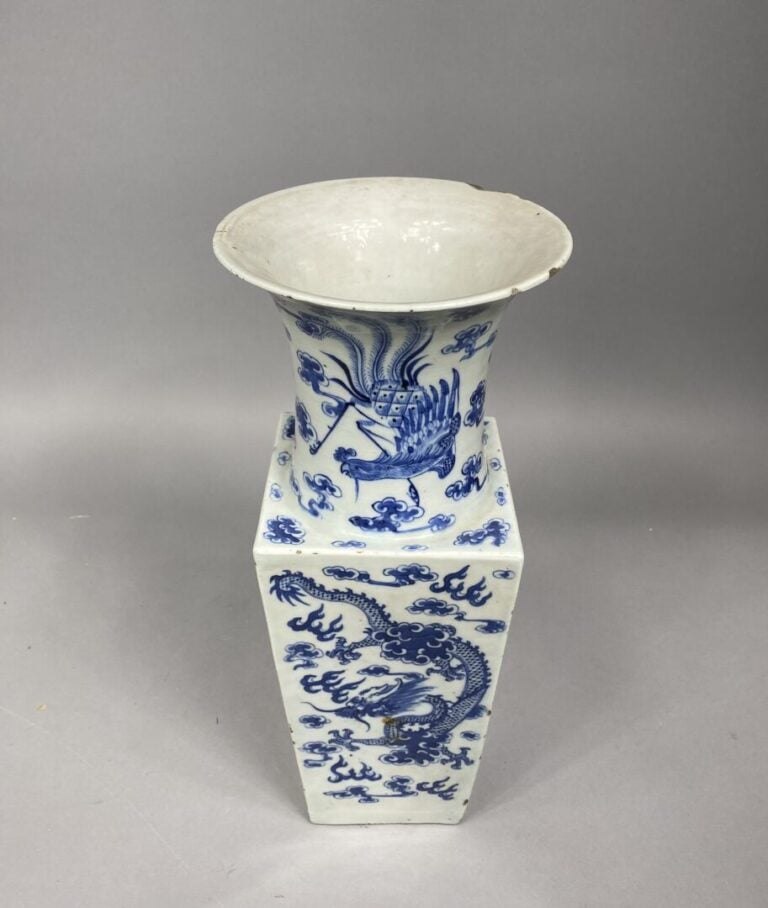 CHINE - Fin XIXe siècle - Vase quadrangulaire à haut col évasé en porcelaine à…