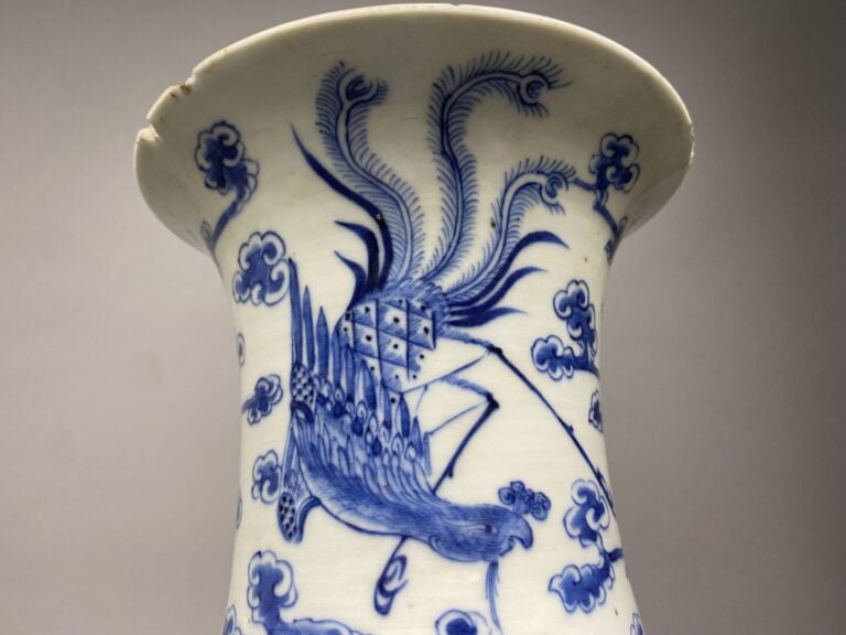 CHINE - Fin XIXe siècle - Vase quadrangulaire à haut col évasé en porcelaine à…