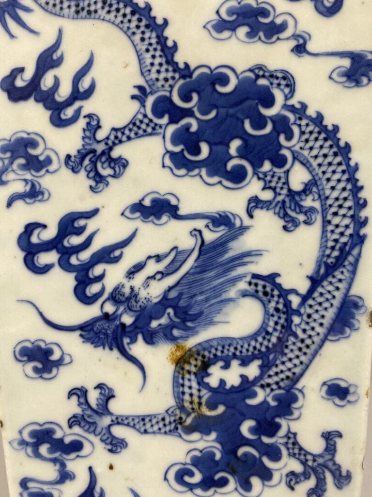 CHINE - Fin XIXe siècle - Vase quadrangulaire à haut col évasé en porcelaine à…