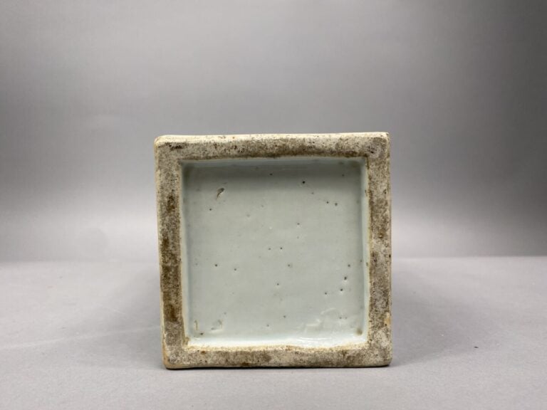 CHINE - Fin XIXe siècle - Vase quadrangulaire à haut col évasé en porcelaine à…