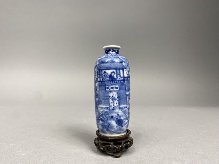 Chine - Flacon tabatière de forme cylindrique en porcelaine émaillée bleu à ric…