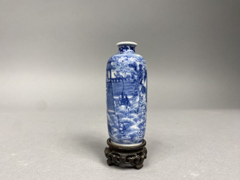 Chine - Flacon tabatière de forme cylindrique en porcelaine émaillée bleu à ric…