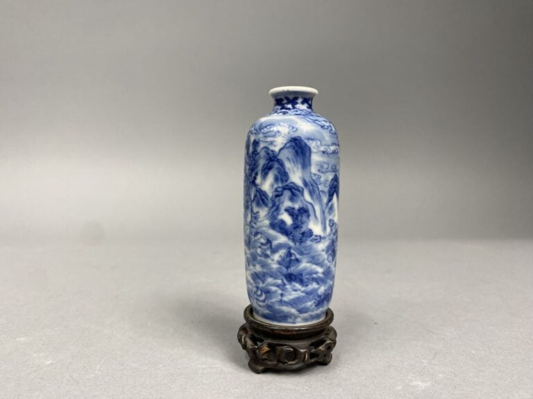 Chine - Flacon tabatière de forme cylindrique en porcelaine émaillée bleu à ric…